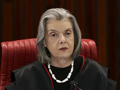 Cármen Lúcia é eleita presidente do TSE
