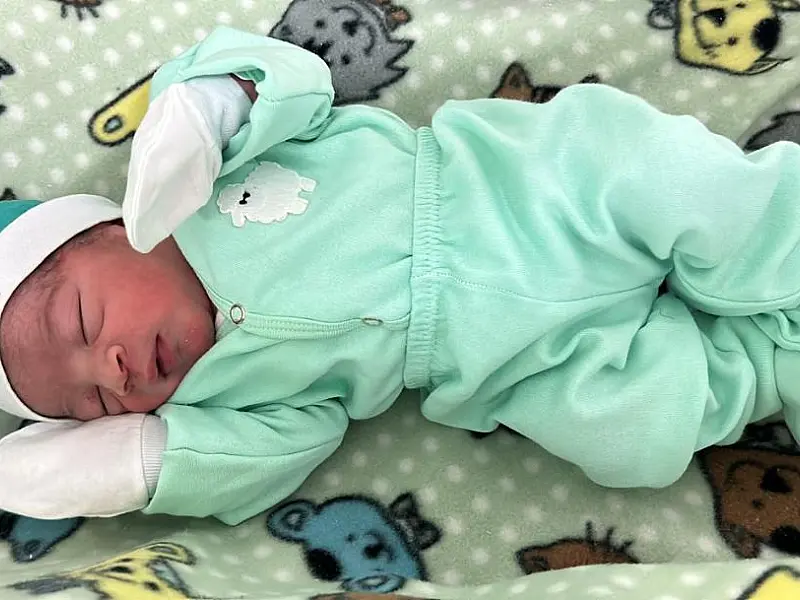 Primeiro bebê vicentino de 2023 recebe nome de craque do futebol argentino