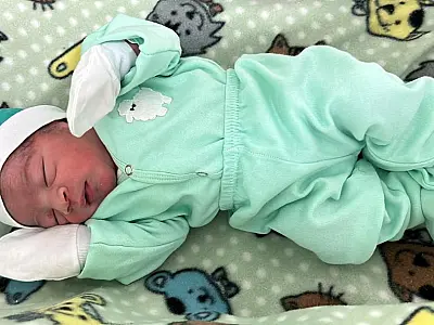 Primeiro bebê vicentino de 2023 recebe nome de craque do futebol argentino