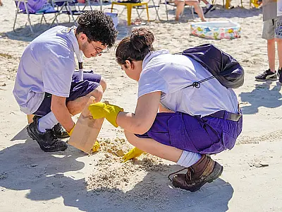 Guarujá realiza troca de resíduos por produtos ecológicos na Praia das Astúrias