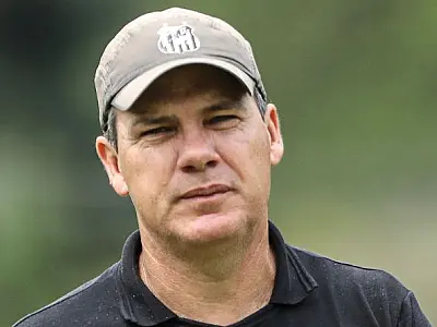 Agora é sub-20! Técnico Elder Campos celebra promoção de categoria na base do Santos