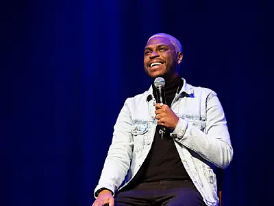 Yuri Marçal faz show de stand-up comedy em Guarujá