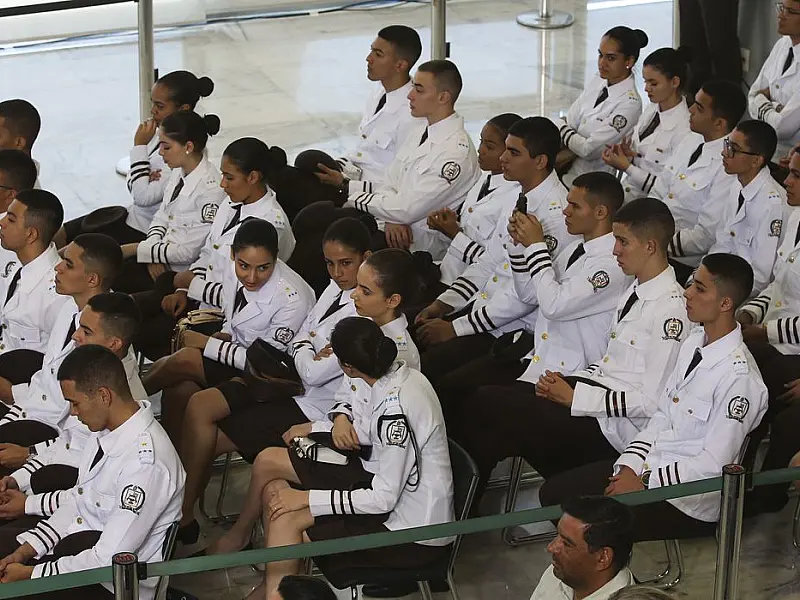 Fim das escolas cívico-militares repercute entre estudantes e escolas