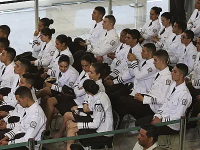Fim das escolas cívico-militares repercute entre estudantes e escolas