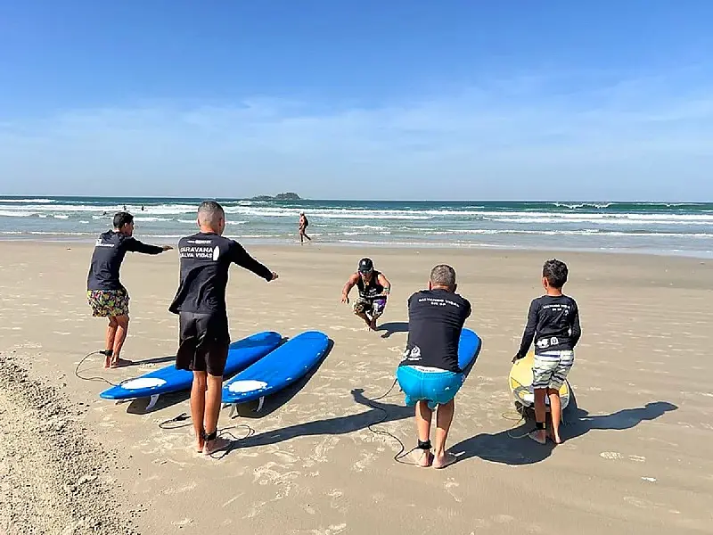 Surfe adaptado agita Guarujá neste sábado