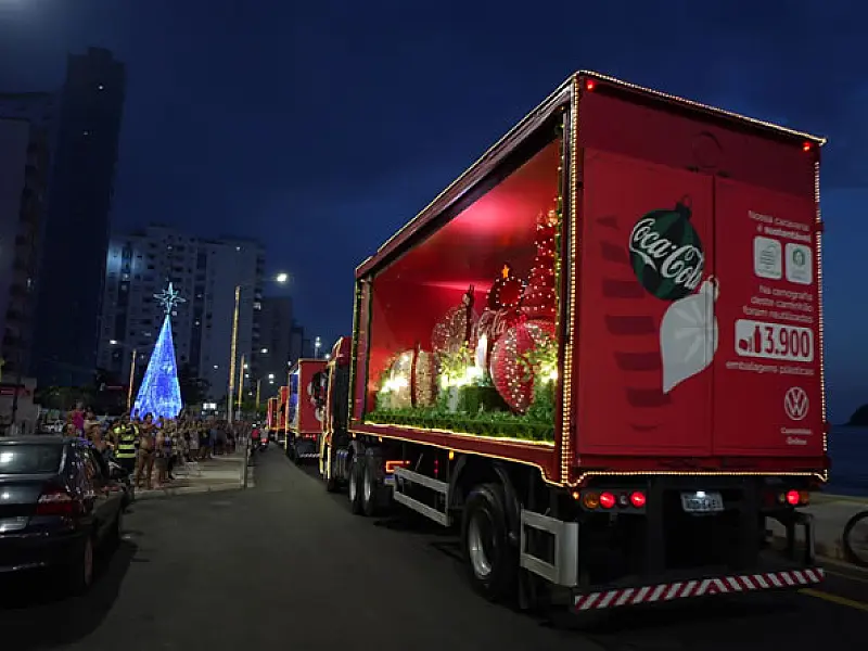 Caravana de Natal da Coca-Cola traz magia e encanto às ruas de São Vicente