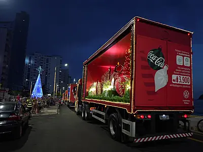 Caravana de Natal da Coca-Cola traz magia e encanto às ruas de São Vicente