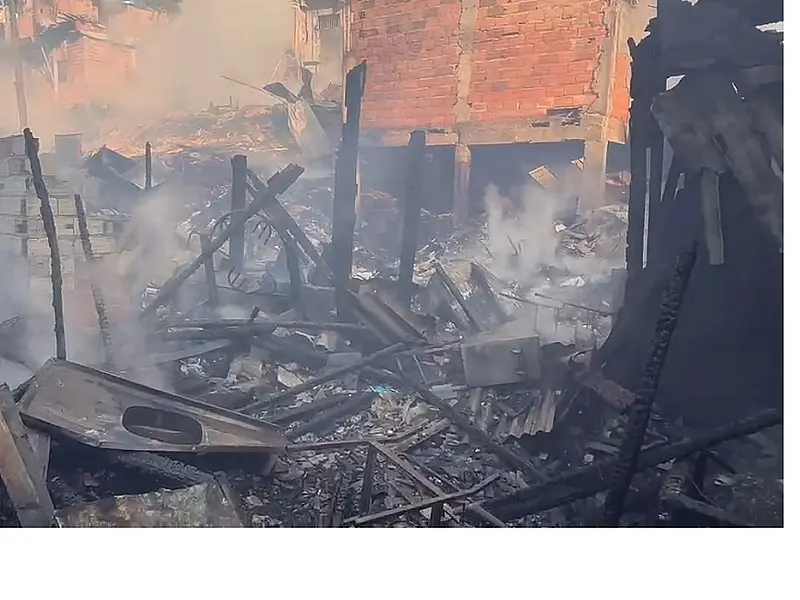 Incêndio destrói moradias na comunidade de Paraisópolis em São Paulo