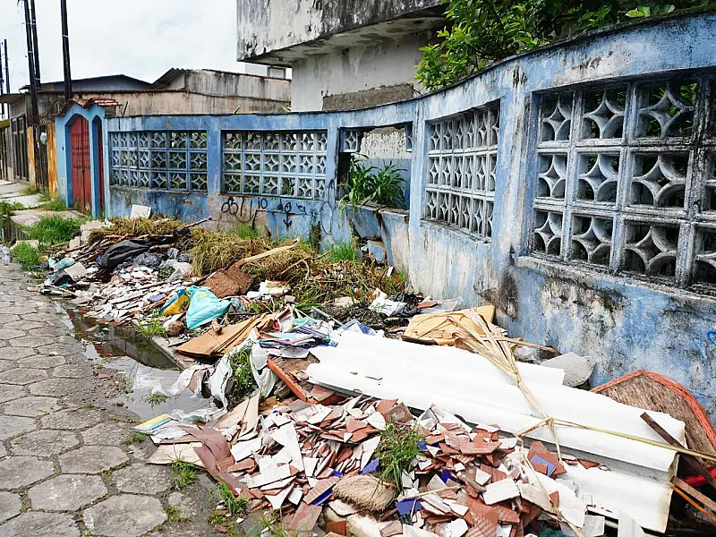 Descarte irregular persiste na Vila Atlântica e desafia serviços de zeladoria em Mongaguá