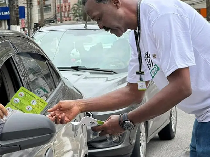 Campanha Faixa Viva adesiva quase 5,2 mil veículos em Santos