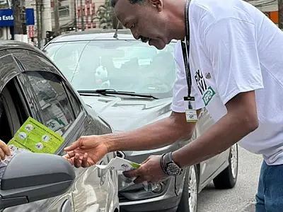 Campanha Faixa Viva adesiva quase 5,2 mil veículos em Santos