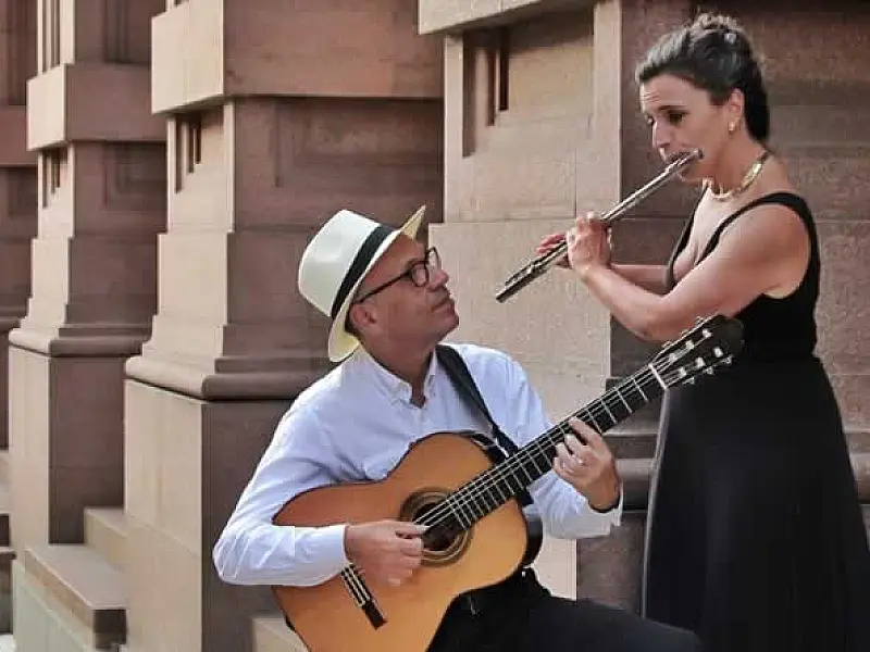 Duo de ouro da música santista encerra programação especial dos 25 anos de carreira com show no Sesc