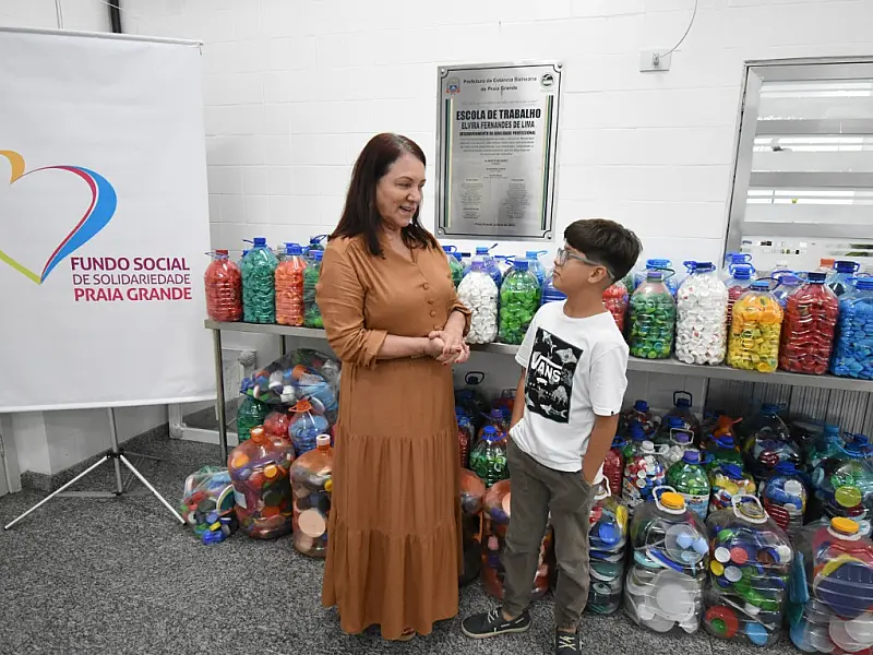 Pela 6ª vez, menino de 10 anos ajuda fundo Social arrecadando tampinhas de garrafa pet