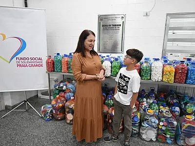 Pela 6ª vez, menino de 10 anos ajuda fundo Social arrecadando tampinhas de garrafa pet
