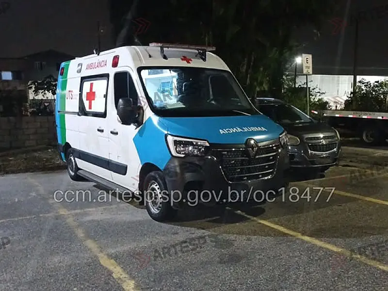 Ambulância e carro se envolvem em colisão na Via Expressa Sul, em Praia Grande/SP