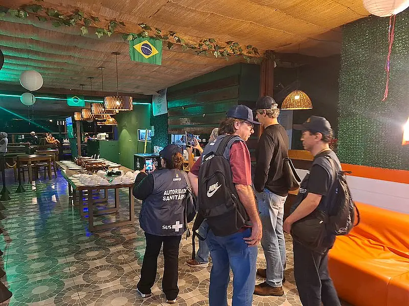 Vigilância Sanitária de Guarujá fiscaliza 30 estabelecimentos na Operação Bares da Copa