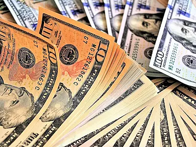 Dólar supera R$ 5 em linha com exterior e cautela sobre arcabouço fiscal