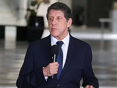 David Uip se recupera de reinfecção por Covid e alerta que 'casos estão aumentando'