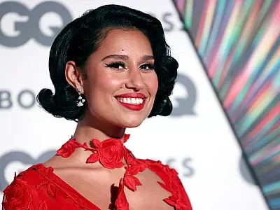 Quem é Raye, que desafiou gravadora e bateu recorde no 'Grammy britânico'