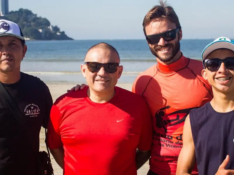 Morador de São Vicente reencontra surfista herói que o salvou de afogamento