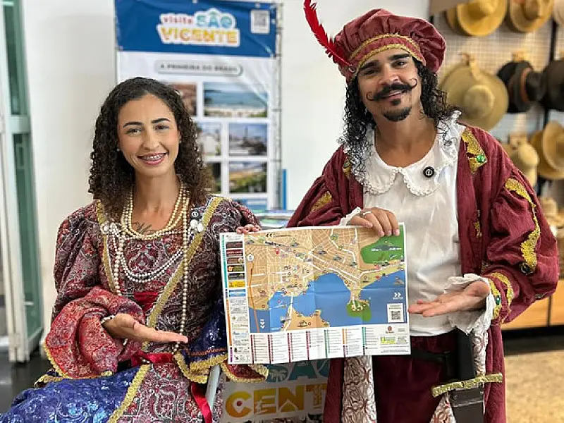 Figuras históricas de São Vicente recepcionam passageiros durante a temporada de cruzeiros 2025/2026