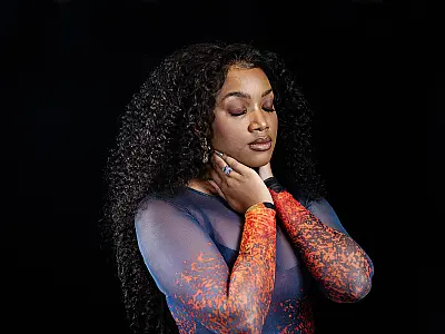 Iza conta por que canta com raiva após divórcio em disco que mescla amargura e tesão