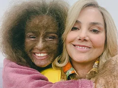 Nanda Costa posa vestida de gorila com Heloísa Perissé