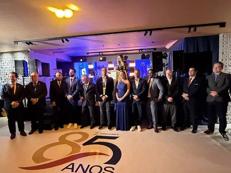 Deputado Paulo Alexandre Barbosa é homenageado como "Político do Ano" pelo SINHORES