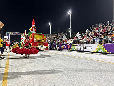 Com um início cheio de emoções, as escolas de samba animaram o sambódromo na sexta-feira, 2