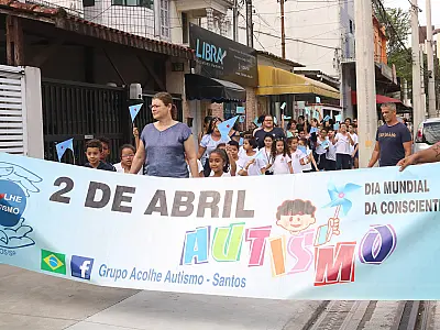 Alunos de Santos realizam caminhada para conscientizar sobre o autismo