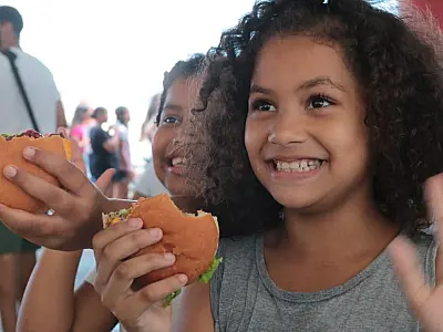 'Hamburgada do Bem' alegra sábado de centenas de crianças no Valongo, em Santos