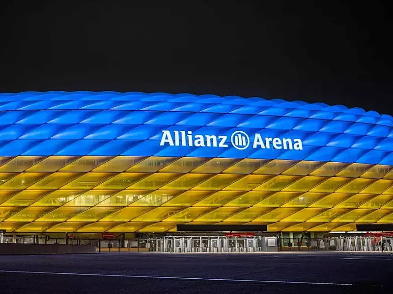 Em apoio à Ucrânia, Bayern de Munique ilumina arena com cores do país