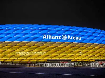 Em apoio à Ucrânia, Bayern de Munique ilumina arena com cores do país
