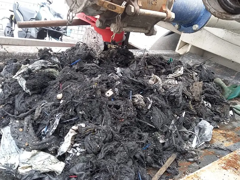 Mau uso do sistema de esgoto leva 400 toneladas de lixo por mês às estações da Sabesp na Baixada