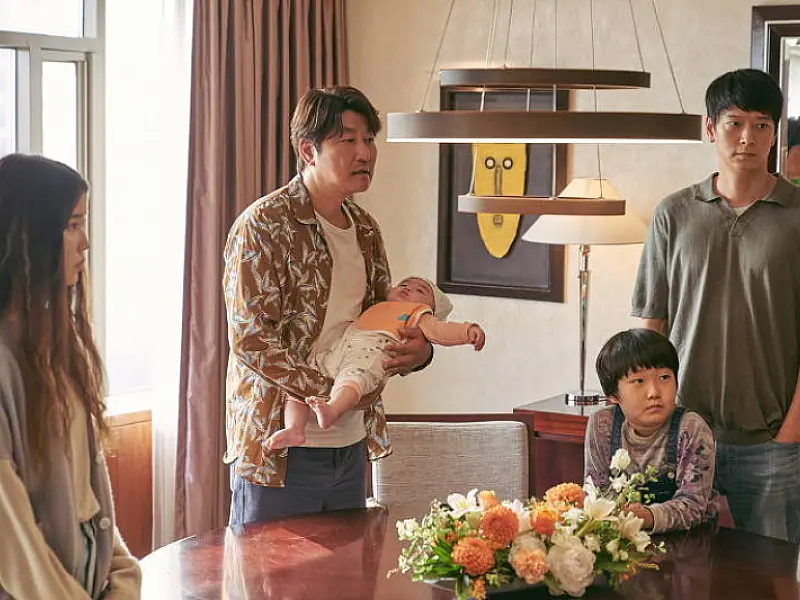 'Broker', de Kore-eda, traz beleza do caos com vendedores de bebês