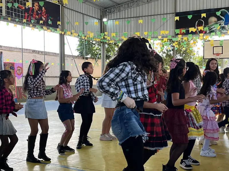 Arraial da Copa transforma quermesse escolar em celebração de duas paixões brasileiras