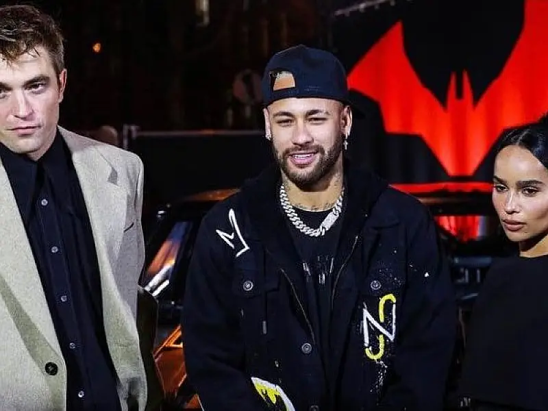 Fã de Batman, Neymar encontra Robert Pattinson e dirige batmóvel