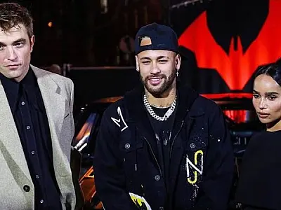 Fã de Batman, Neymar encontra Robert Pattinson e dirige batmóvel