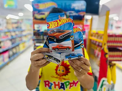 Fãs de Hot Wheels se reúnem no Praiamar Shopping para abertura de caixas com lançamentos da marca
