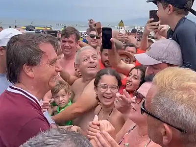 Bolsonaro curte Carnaval na praia em meio a críticas e à guerra na Ucrânia