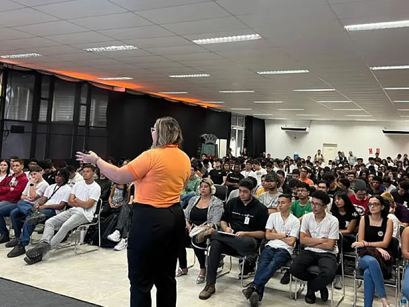 Feira de Profissões aproxima estudantes e empresas na Semana da Indústria de Cubatão