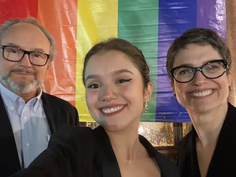 Filha de Ernesto Paglia e Sandra Annenberg fala sobre apoio dos pais ao se assumir.