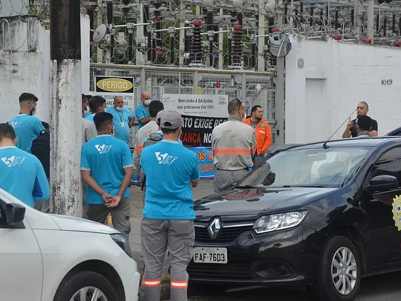 Urbanitários fazem mobilização na porta de estações da CPFL em Santos e Cubatão