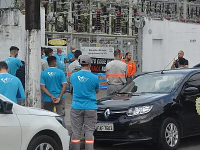 Urbanitários fazem mobilização na porta de estações da CPFL em Santos e Cubatão