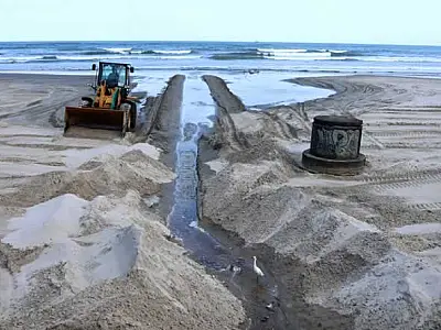Praia Grande/SP intensifica manutenção de extravasores nas areias das praias da Cidade