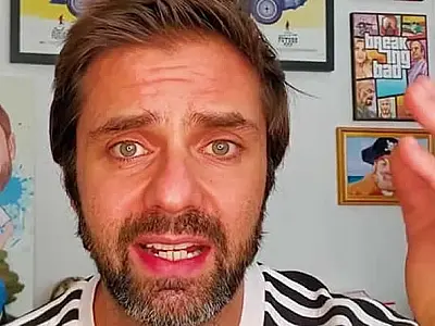 Fábio Rabin diverte público com humor ácido e confissões hilárias em novo show no Guarujá
