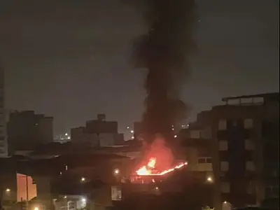 Incêndio atinge apartamento triplex de prédio em Santos na madrugada