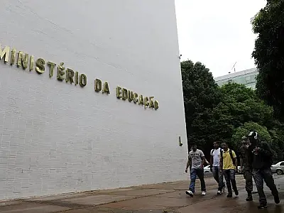 Governo exonera diretor do MEC investigado em esquema de kits de robótica