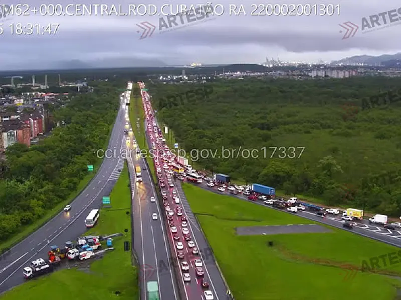 Alagamento na pista sul da SP-150 causa congestionamento de mais de 3 km em Santos