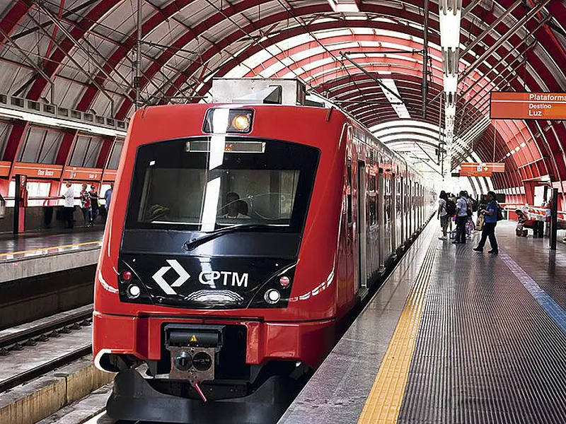 Linha 9-Esmeralda de trens tem falha elétrica e três estações fechadas em horário de pico em SP